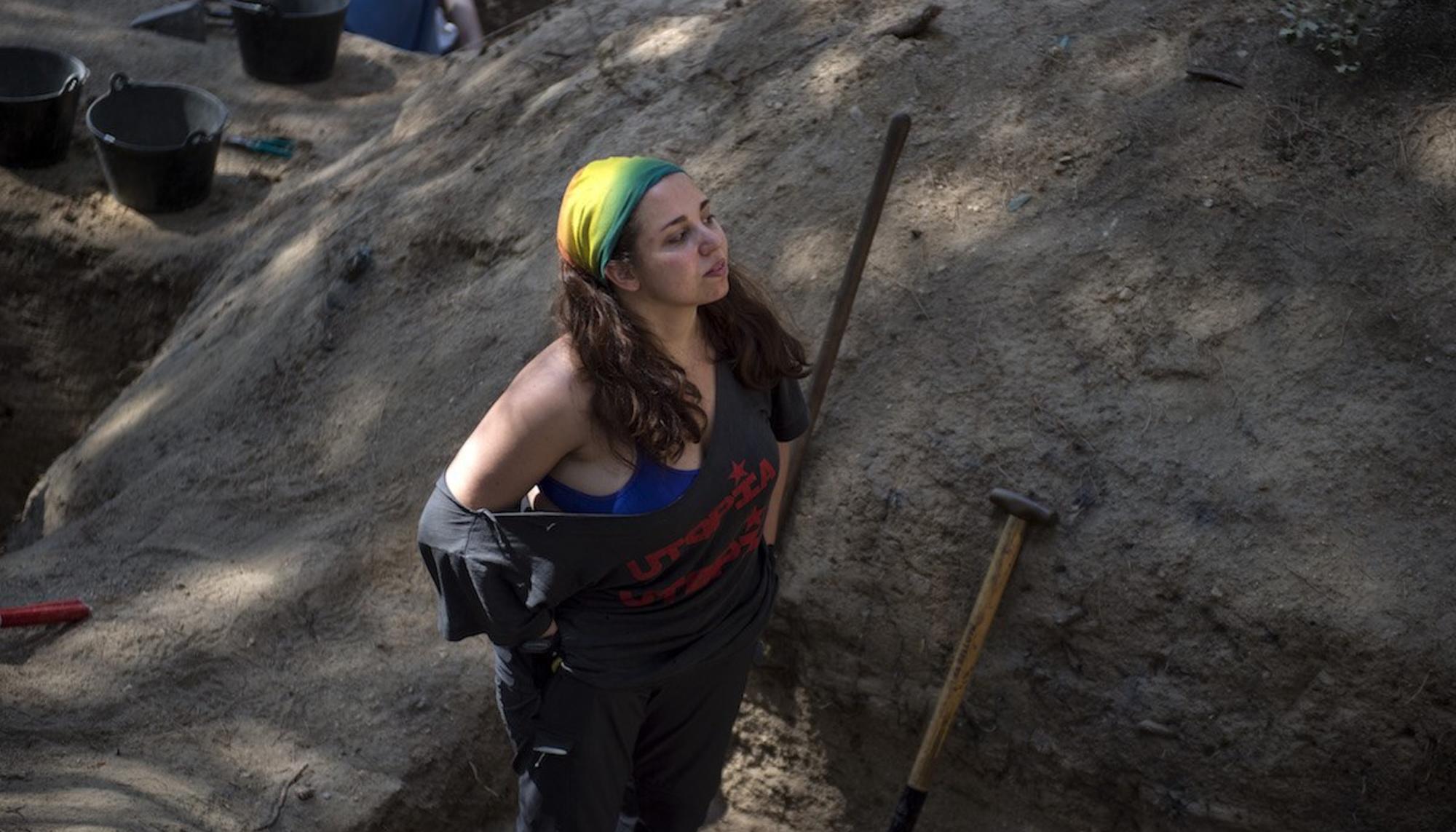 Arqueología Mujeres Excavación